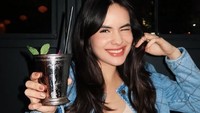 Menikmati minuman menyegarkan jadi cara Steffi Zamora bersantai. Selain kopi racikan mocktail juga dipesannya saat datang ke kafe. Foto: Instagram/steffizamoraaa