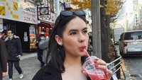 Saat butuh minuman manis yang menyegarkan, Steffi akan memilih Smoothie. Kandungan buah dan vitamin yang tinggi menjadi alasan Steffi memilih smoothie sebab lebih sehat. Foto: Instagram/steffizamoraaa