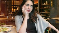 Makan di kafe dan restoran nyaman juga menjadi agenda rutinnya. Saat menunggu pesanan lengkap disajikan, Steffi menyempatkan diri untuk berfoto. Foto: Instagram/steffizamoraaa