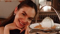 Steffi Zamora yang juga seorang foodies selalu bahagia saat makanan pesanannya datang. Apalagi jika waktunya untuk menyantap makanan penutup seperti es krim. Foto: Instagram/steffizamoraaa
