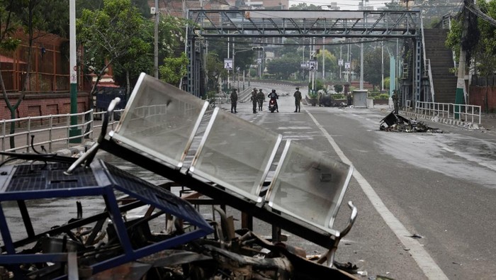 Suasana mencekam menyelimuti ibu kota Nepal, Kathmandu, setelah pecahnya kerusuhan berdarah pada awal pekan ini. Tentara Nepal terlihat memperketat patroli di sejumlah titik strategis, termasuk di sekitar Mahkamah Agung, Rabu (10/9/2025), menyusul diberlakukannya jam malam. REUTERS/Navesh Chitrakar