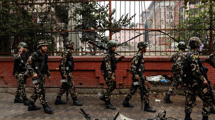 Suasana mencekam menyelimuti ibu kota Nepal, Kathmandu, setelah pecahnya kerusuhan berdarah pada awal pekan ini. Tentara Nepal terlihat memperketat patroli di sejumlah titik strategis, termasuk di sekitar Mahkamah Agung, Rabu (10/9/2025), menyusul diberlakukannya jam malam. REUTERS/Navesh Chitrakar
