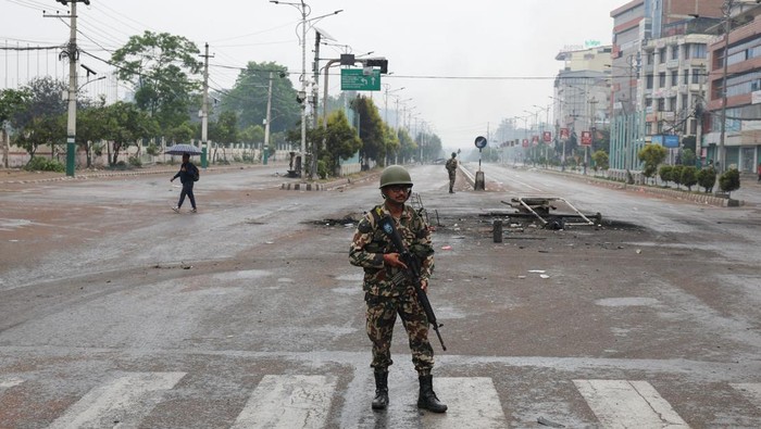 Suasana mencekam menyelimuti ibu kota Nepal, Kathmandu, setelah pecahnya kerusuhan berdarah pada awal pekan ini. Tentara Nepal terlihat memperketat patroli di sejumlah titik strategis, termasuk di sekitar Mahkamah Agung, Rabu (10/9/2025), menyusul diberlakukannya jam malam. REUTERS/Adnan Abidi