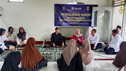 Suasana penyuluhan hukum perlindungan anak dalam acara bertajuk Gawe Gubuk di Desa Paok Motong, Lombok Timur, NTB, Rabu (10/9/2025). (Foto: Sanusi Ardi W/detikBali)