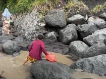 Video: Warga di Lumajang Nekat Seberangi Sungai Usai Jembatan Antardesa Ambruk