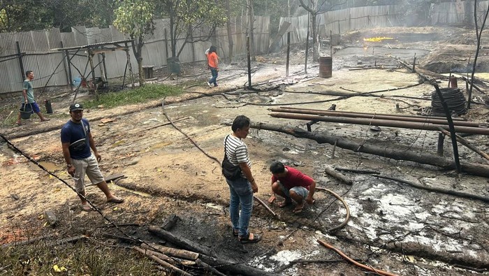 Polisi melakukan olah TKP di lokasi kejadian sumur minyak Ilegal yang terbakar di Muba