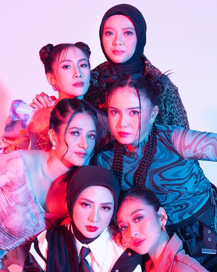 Super Girlies Super Girlies merilis ulang lagu ikonik Aw Aw Aw dengan formasi baru. Proyek ini menandai kembalinya dua personel lama dan mengusung semangat persahabatan.