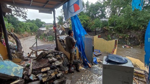 Sutrisno, warga Dusun Wanasari atau Kampung Jawa di Desa Dauh Puri Kaja, Denpasar, meratapi bekas rumahnya yang tersapu banjir akibat luapan Tukad Badung, Rabu (10/9/2025). (Ahmad Firizqi Irwan/detikBali)