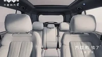 FDi dalam kabin, ada banyak layar yang tersemat. Total ada tujuh layar di bagian tengah, di balik kemudi, dan juga di baris belakang dengan ukuran beragam.oto: BYD