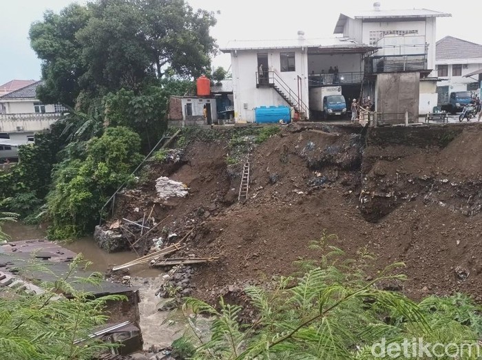 Talut longsor menyebabkan rumah warga Karanganyar Gunung Legok, Candisari, Kota Semarang terendam luapan air sungai, Rabu (10/9/2025).