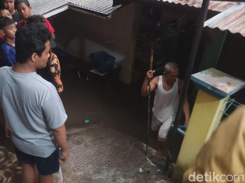 Talut longsor menyebabkan rumah warga Karanganyar Gunung Legok, Candisari, Kota Semarang terendam luapan air sungai, Rabu (10/9/2025).