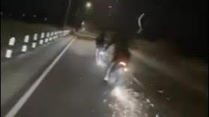 Tangkapan layar video saat lima remaja beraksi ugal-ugalan membawa sajam di Kulon Progo.