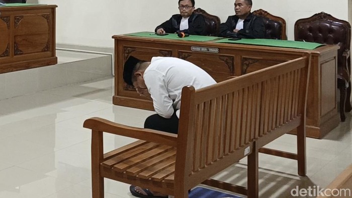 Terdakwa Ambo Ala menangis sambil tertunduk dalam sidang putusan kasus uang palsu di PN Sungguminasa.