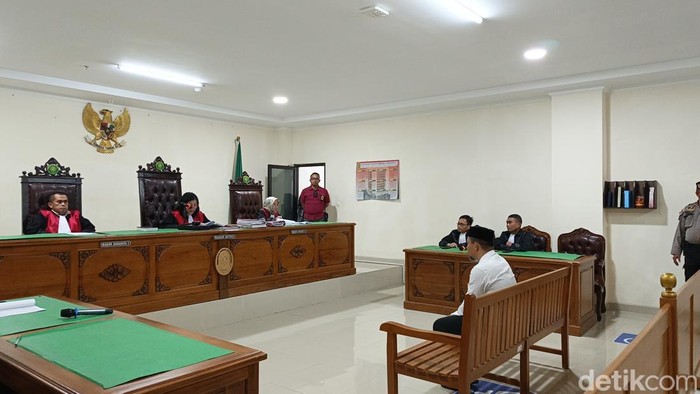 Terdakwa Ambo Ala, pembuat uang palsu senilai Rp 640 di UIN Alauddin Makassar saat menjalani sidang putusan di PN Sungguminasa.