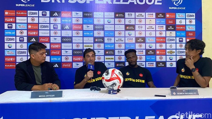 Tim Semen Padang FC saat memberikan keterangan pers jelang pertandingan. (Foto: Jeka Kampai/detikSumut).
