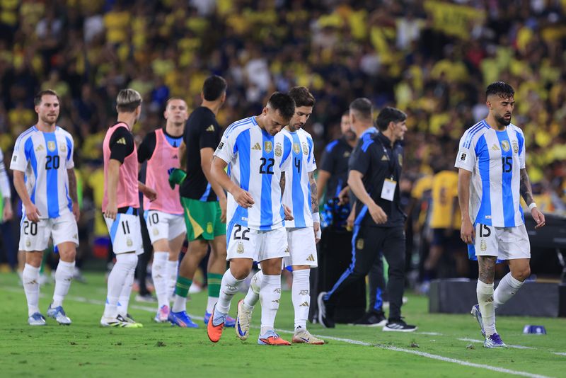 timnas argentina ekuador vs argentina kualifikasi piala dunia 2026 zona conmebol lautaro martinez GUAYAQUIL, ECUADOR - SEPTEMBER 09: Lautaro MartΓnez and NicolΓ‘s GonzΓ‘lez of Argentina leave the pitch after the first half during the South American FIFA World Cup 2026 Qualifier match between Ecuador and Argentina at Estadio Monumental Isidro Romero Carbo on September 09, 2025 in Guayaquil, Ecuador. (Photo by Franklin Jacome/Getty Images)