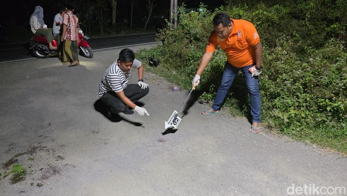 TKP pembacokan pria bonceng istri di Bangkalan.