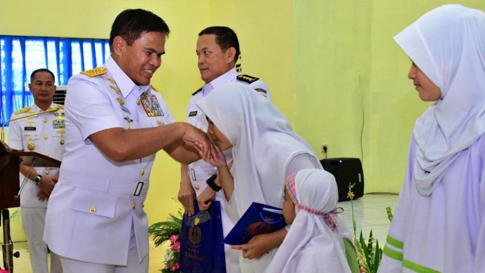 TNI AL memperingati hari jadinya yane ke-80 dengan menggelar sejumlah kegiatan salah satunya bakti sosial.
