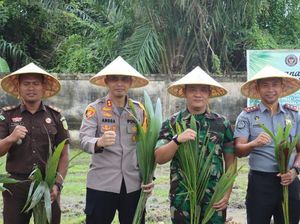 Polisi-TNI dan Imigrasi Tanam Kelapa di Dumai, Emas Hijau untuk Masa Depan