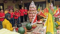 Dalam ritual ini, umat terlebih dahulu melakukan sembahyang memohon restu kepada Tuhan Yang Maha Esa atau Dikong. Setelah itu, dilanjutkan dengan doa khusus untuk arwah-arwah agar tetap tertib, tidak mengganggu manusia, serta membawa ketenteraman bagi masyarakat.