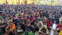 Dari pantauan detikjatim, ribuan masyarakat tampak berbondong-bondong mendatangi kelenteng untuk berburu sembako. Meski berjumlah ribuan, proses pembagian dilakukan dengan tertib.