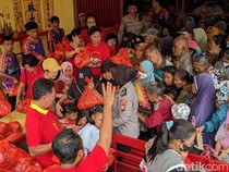 Sembahyang Ulambana di Tulungagung, Warga Serbu 3.000 Paket Sembako