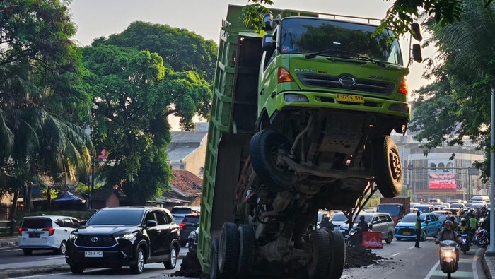 Truk bermuatan tanah nyaris seperti Transformers