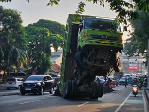 Truk Bawa Tanah Nyaris Jadi Transformers: Posisi Berdiri, Muatan Berceceran di Jalan