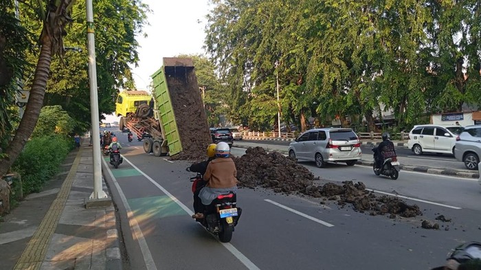 Truk Standing di Jalan Kyai Caringin, Jakarta Pusat