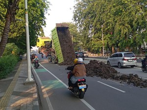 Truk Tak Kuat Nanjak hingga Standing di Jakpus, Sempat Bikin Lalin Macet