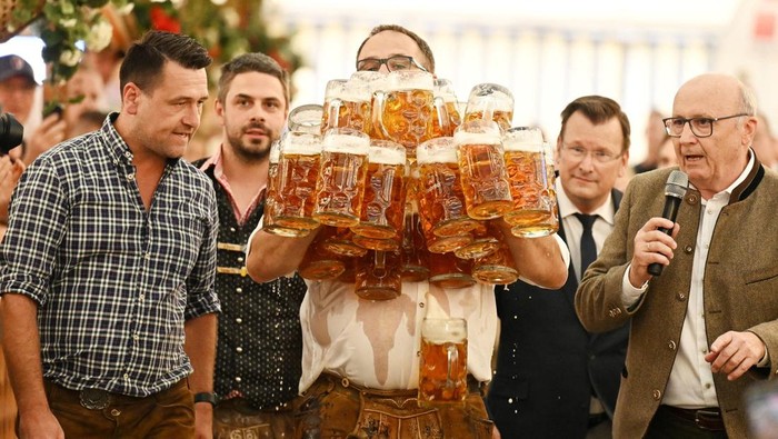 Tumpah! Upaya Pecahkan Rekor Bawa 31 Gelas Bir Berakhir Kacau di Abensberg Oliver Strumpfel attempts to break the world record for beer-mug carrying with 31 mugs, but he drops some mugs along the way, at the Hofbrauzelt tent in Gillamoos festival, in Abensberg, Germany, September 7, 2025. REUTERS/Angelika Warmuth TPX IMAGES OF THE DAY