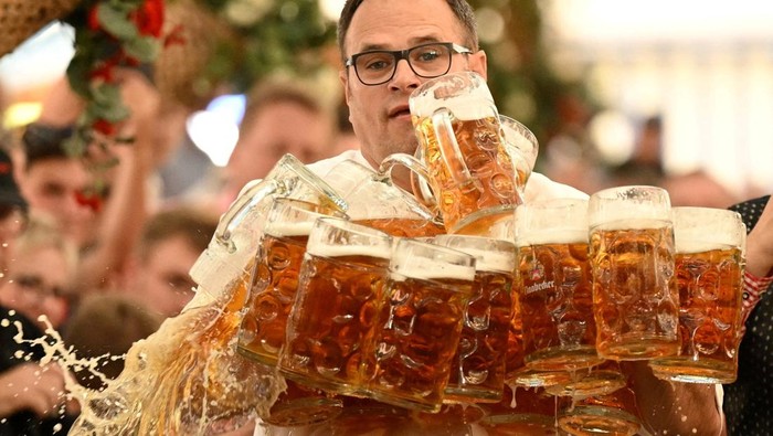 Tumpah! Upaya Pecahkan Rekor Bawa 31 Gelas Bir Berakhir Kacau di Abensberg Oliver Strumpfel attempts to break the world record for beer-mug carrying with 31 mugs, but he drops some mugs along the way, at the Hofbrauzelt tent in Gillamoos festival, in Abensberg, Germany, September 7, 2025. REUTERS/Angelika Warmuth TPX IMAGES OF THE DAY