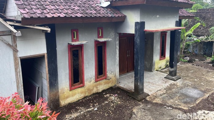 Rumah tempat persembunyian Anggun Tyas, sopir bank pencuri 10 miliar di Solo. Lokasi rumah di Pajaten, Giriwungu, Panggang, Gunungkidul, Rabu (10/9/2025).