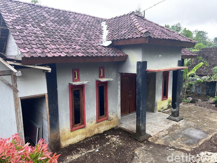 Rumah tempat persembunyian Anggun Tyas, sopir bank pencuri 10 miliar di Solo. Lokasi rumah di Pajaten, Giriwungu, Panggang, Gunungkidul, Rabu (10/9/2025).