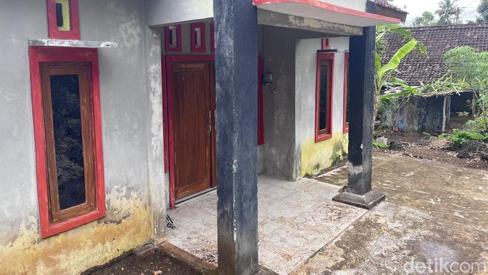 Rumah tempat persembunyian Anggun Tyas, sopir bank pencuri 10 miliar di Solo. Lokasi rumah di Pajaten, Giriwungu, Panggang, Gunungkidul, Rabu (10/9/2025).