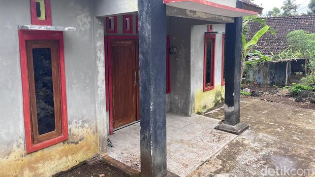 Rumah tempat persembunyian Anggun Tyas, sopir bank pencuri 10 miliar di Solo. Lokasi rumah di Pajaten, Giriwungu, Panggang, Gunungkidul, Rabu (10/9/2025).