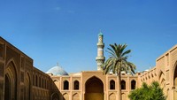 Abbasiyah mencapai puncak kejayaan pada masa pemerintahan Khalifah Harun ar-Rasyid dan Khalifah al-Mamun pada abad ke-8 dan abad ke-9. Kota Baghdad menjadi pusat kekuasaan dan peradaban Islam. Banyak intelektual muslim lahir di sana. Ini adalah Universitas dan Madrasah Al-Mustansiriya yang didirikan era Abbasiyah. Foto: Getty Images/iStockphoto/HomoCosmicos