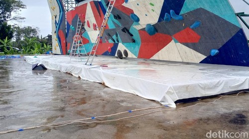 Kondisi venue panjat tebing Porprov Bali XVI/2025 di Lapangan Umum Kediri, Tabanan setelah diguyur hujan lebat, Rabu (10/9/2025). /Krisna Pradipta
