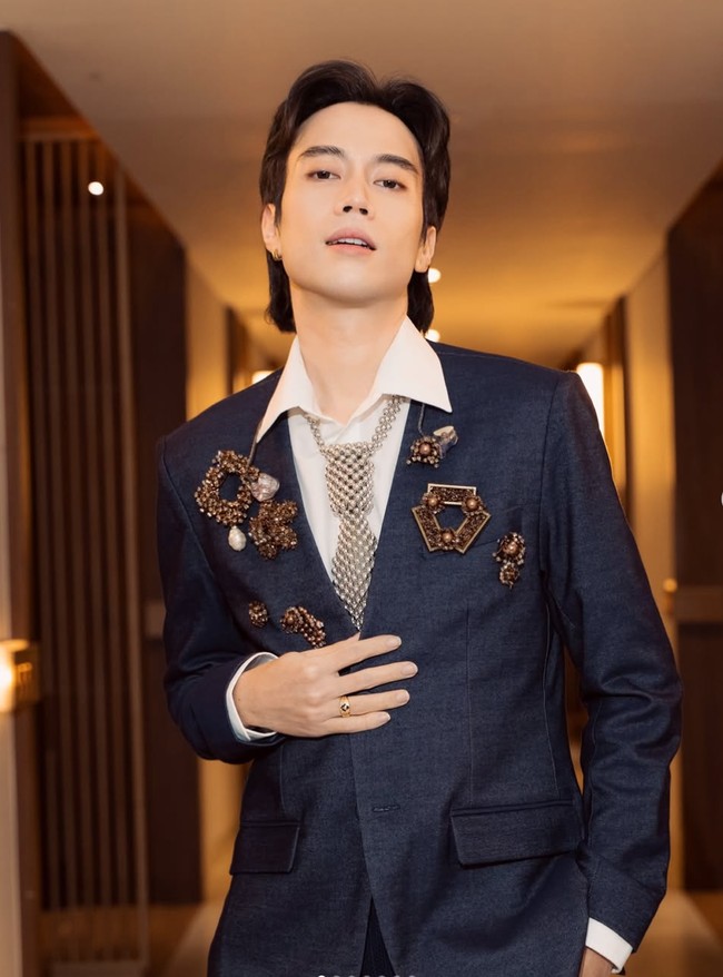 Kulitnya jadi semakin putih, Vidi mengaku merasa jadi mirip dengan karakter manusia vampir di film Twilight, Edward Cullen. “Obat kemo baru bener-bener bikin kulit gue kayak Edward Cullen noooooo takut sparkling bentar lagi,” tulis suami Sheila Dara itu. Foto: Instagram/@vidialdiano