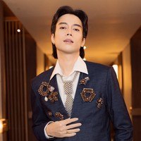 Kulitnya jadi semakin putih, Vidi mengaku merasa jadi mirip dengan karakter manusia vampir di film Twilight, Edward Cullen. “Obat kemo baru bener-bener bikin kulit gue kayak Edward Cullen noooooo takut sparkling bentar lagi,” tulis suami Sheila Dara itu. Foto: Instagram/@vidialdiano