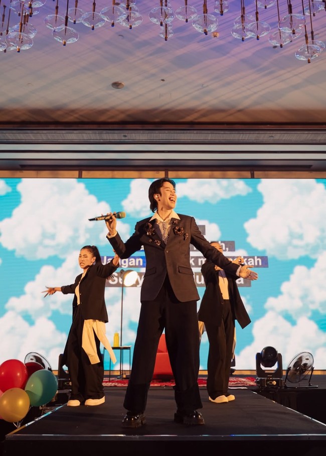 Vidi terlihat tampil enerjik seperti biasa. Rambutnya tampak rapi dengan model belah tengah. Foto: Instagram/@vidialdiano