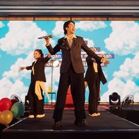 Vidi terlihat tampil enerjik seperti biasa. Rambutnya tampak rapi dengan model belah tengah. Foto: Instagram/@vidialdiano