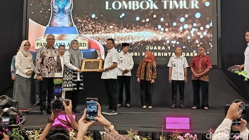 Wakil Gubernur NTB Indah Dhamayanti Putri saat memberikan penghargaan kepada Bupati Lombok Timur Haerul Warisin di Hotel Lombok Raya, Mataram, Rabu (10/9/2025). (Ahmad Viqi/detikBali).