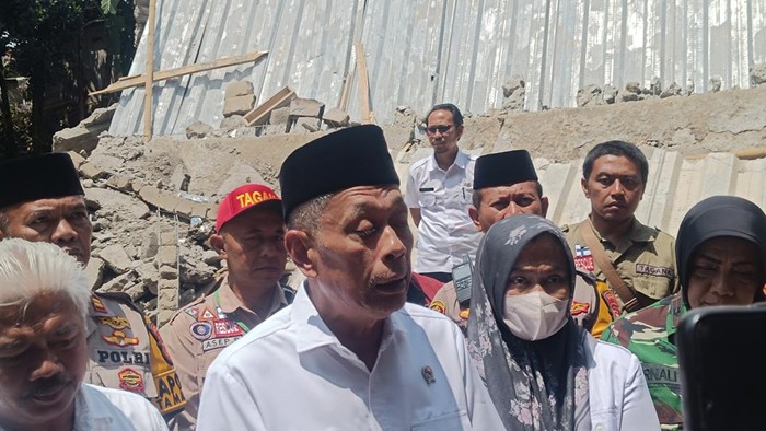Wakil Menteri Sosial (Wamensos) Agus Jabo meninjau lokasi bangunan majelis yang ambruk di Ciomas, Bogor, Jawa Barat (Rizky/detikcom)