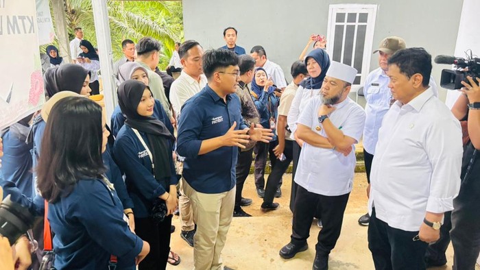 Wakil Menteri Transmigrasi RI, Viva Yoga Mauladi saat bertemu dengan tim ekspedisi patriot di Bengkulu