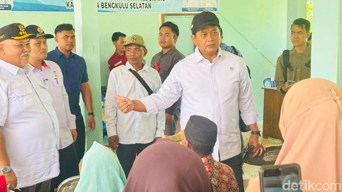 Wakil Menteri Transmigrasi RI, Viva Yoga Muladi saat berkunjung ke Desa Batu Ampar Bengkulu.