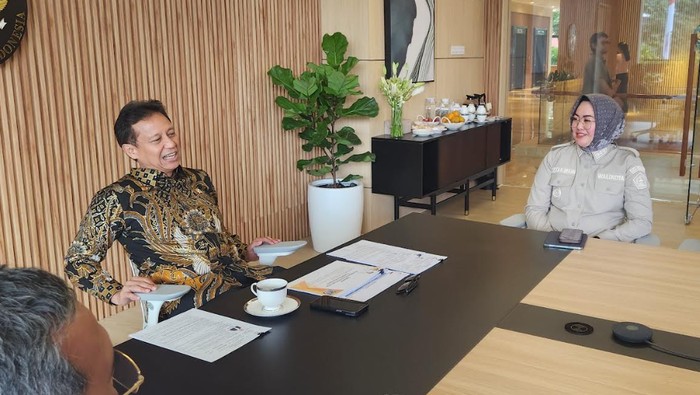Wali Kota Kendari Siska Karina Imran (kanan) saat bertemu Menkes Budi Gunadi Sadikin.