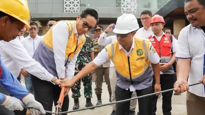 Wali Kota Medan Rico Waas melakukan pemotongan kabel secara simbolis di Jalan Dr Mansyur. (Dok. Diskominfo Medan)