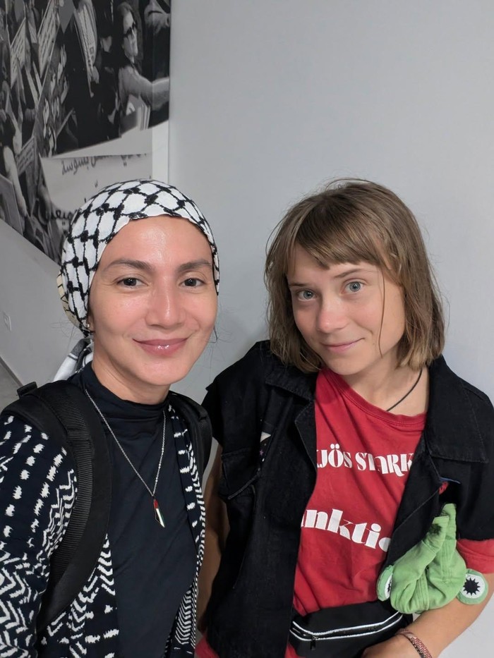 Wanda Hamidah Wanda Hamidah bersama Greta Thunberg di Tunisia, bakal berlayar menuju Gaza.