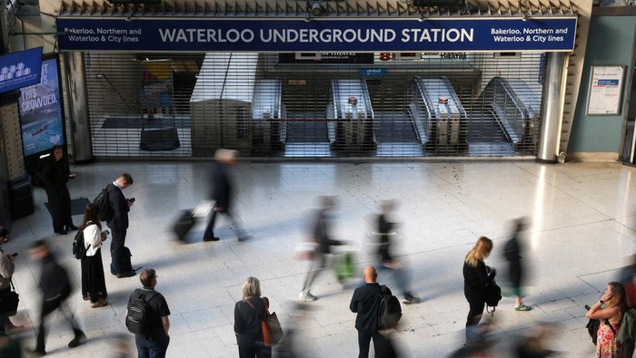 Travellers pause and walk past a closed London Underground entrance as tube rail strikes continue, during the morning rush hour at Waterloo Station in London, Britain, September 8, 2025. REUTERS/Toby Melville